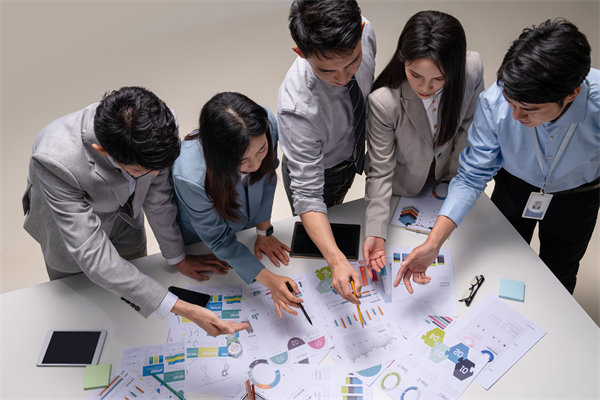 制定精準(zhǔn)經(jīng)營計劃，引領(lǐng)企業(yè)穩(wěn)健發(fā)展，實現(xiàn)長遠(yuǎn)目標(biāo)