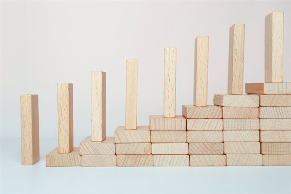 精心制定經(jīng)營策略，確保企業(yè)穩(wěn)健發(fā)展，實現(xiàn)長期盈利