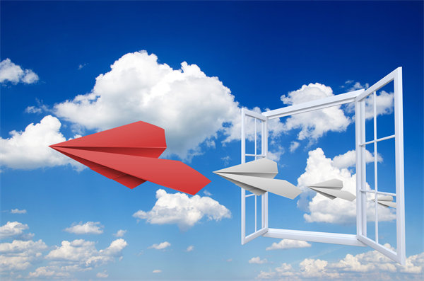 在企業(yè)管理中，專權(quán)式和民主式管理各有哪些優(yōu)缺點？