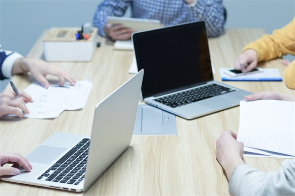 企業(yè)的戰(zhàn)略是精心設(shè)計(jì)的，還是臨機(jī)應(yīng)變的？