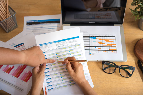 員工績效不佳時(shí)，應(yīng)采取哪些策略進(jìn)行干預(yù)與提升？