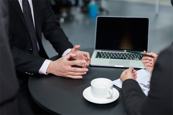 如何實(shí)施360度績效評估，確保反饋全面且客觀？