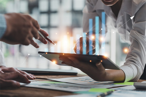 年度經(jīng)營計劃中，如何強化成本控制與提升運營效率？