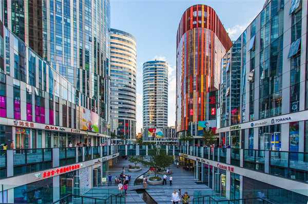 面對全球化挑戰，企業國際化戰略應如何布局與調整？