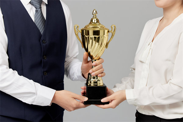 如何有效招聘并留住頂尖人才，提升團隊競爭力？