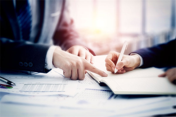 面對業績波動，企業如何靈活調整績效評價標準？