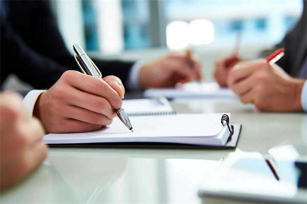 年度經營計劃中的員工培訓與發展計劃如何設計？