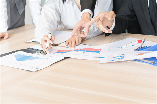 年度經營計劃中的員工培訓與發展計劃如何設計？