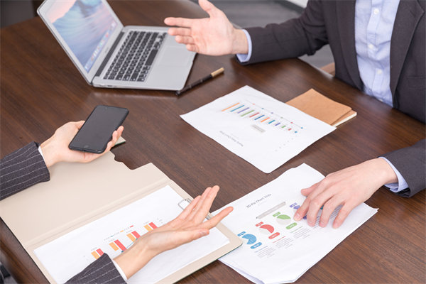 市場(chǎng)環(huán)境突變時(shí)，企業(yè)如何靈活調(diào)整預(yù)算策略以應(yīng)對(duì)？