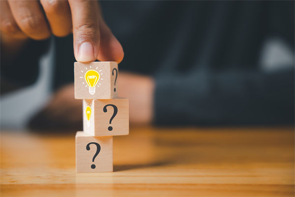 在制定企業(yè)戰(zhàn)略規(guī)劃時(shí)，如何平衡短期與長(zhǎng)期目標(biāo)？