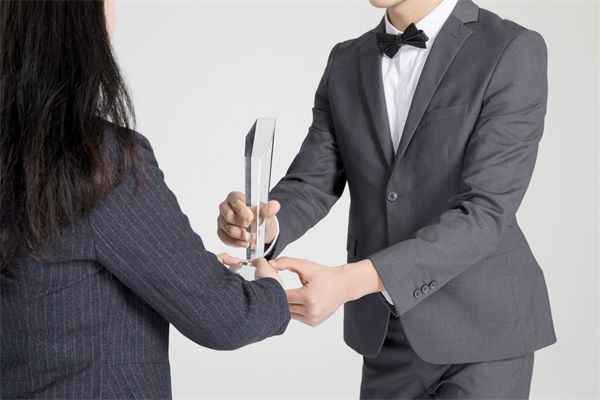 績效管理中，如何激勵優秀員工，又幫助其提升？