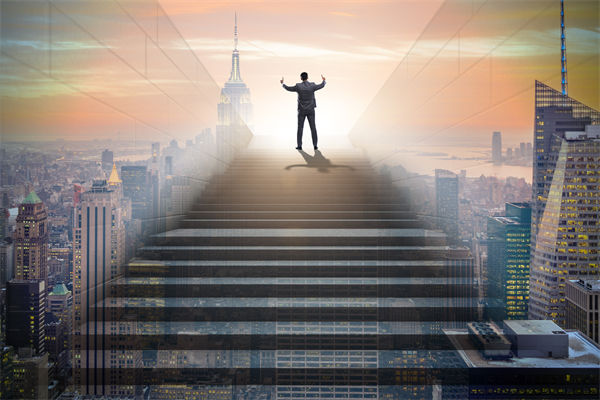 在年度經營計劃中，如何設定既實際又挑戰性的目標？