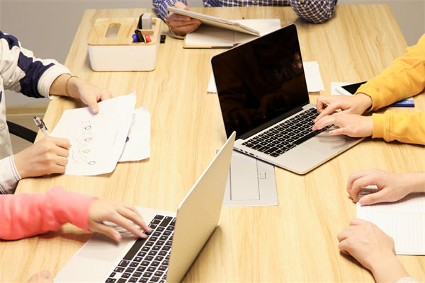 數字化轉型背景下，企業戰略應如何創新與升級？