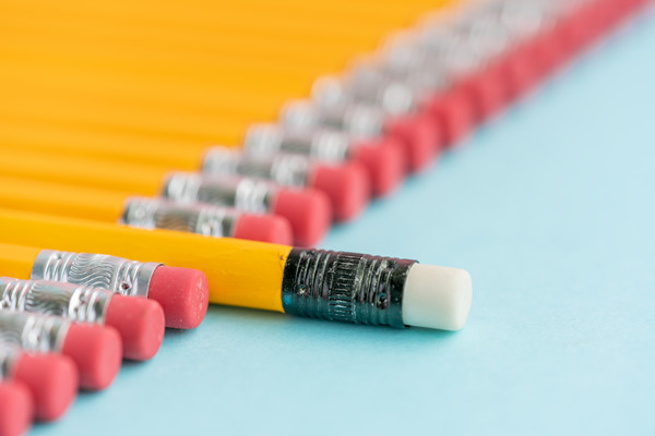 在多元化市場環(huán)境下，品牌如何保持一致性并突出特色？