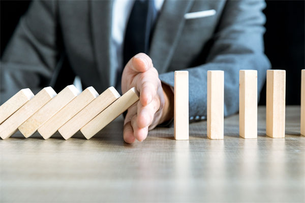 怎樣評估，年度經營計劃的實施效果與預期是否一致？