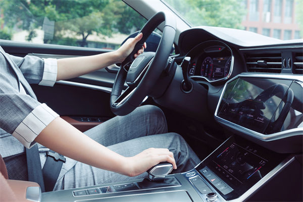 女子工資4600每天花近百元通勤上班，人力資源怎么看？