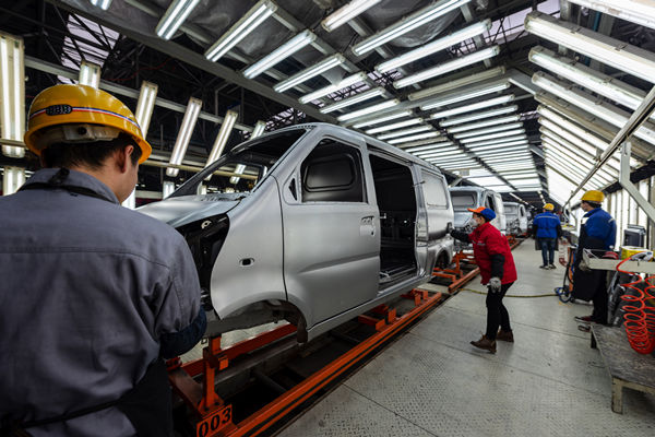 在精益生產過程中，如何有效識別并解決生產瓶頸問題？