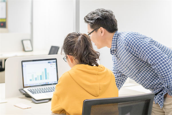 員工績效不佳，是應該立即解雇還是給予改進機會？