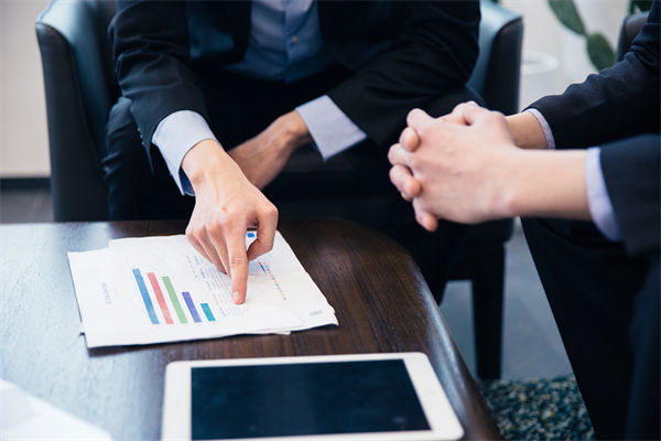 市場突變沖垮計劃，如何構建滾動調整的動態校準機制？