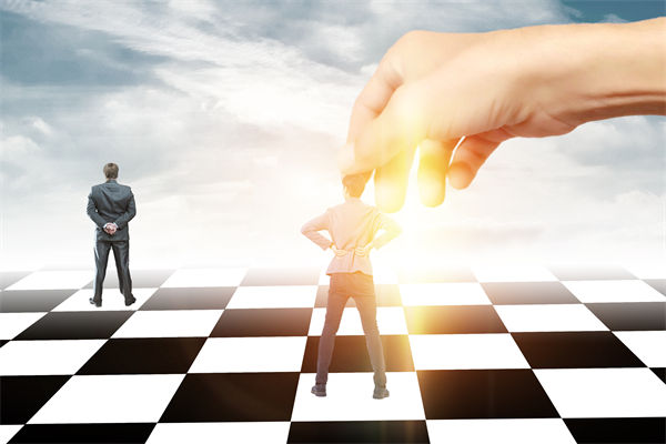 把頂層設(shè)計(jì)和問(wèn)計(jì)于民統(tǒng)一起來(lái)，對(duì)企業(yè)戰(zhàn)略的啟示