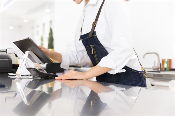 29歲女演員回應(yīng)在餐廳當(dāng)服務(wù)員，人力資源怎么看？