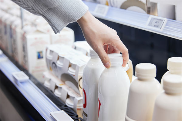 常溫純牛奶中禁止添加復(fù)原乳，集成供應(yīng)鏈怎么看？